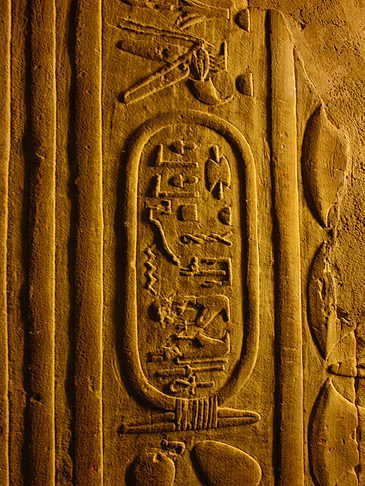 Hyroglyphen im Horustempel Fotos