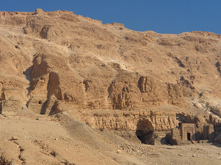 Eingang zum Tempel mit Berg